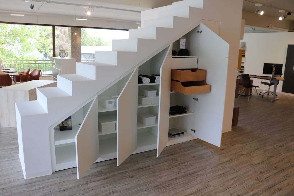 Maßmöbel Einbauschrank in Treppe