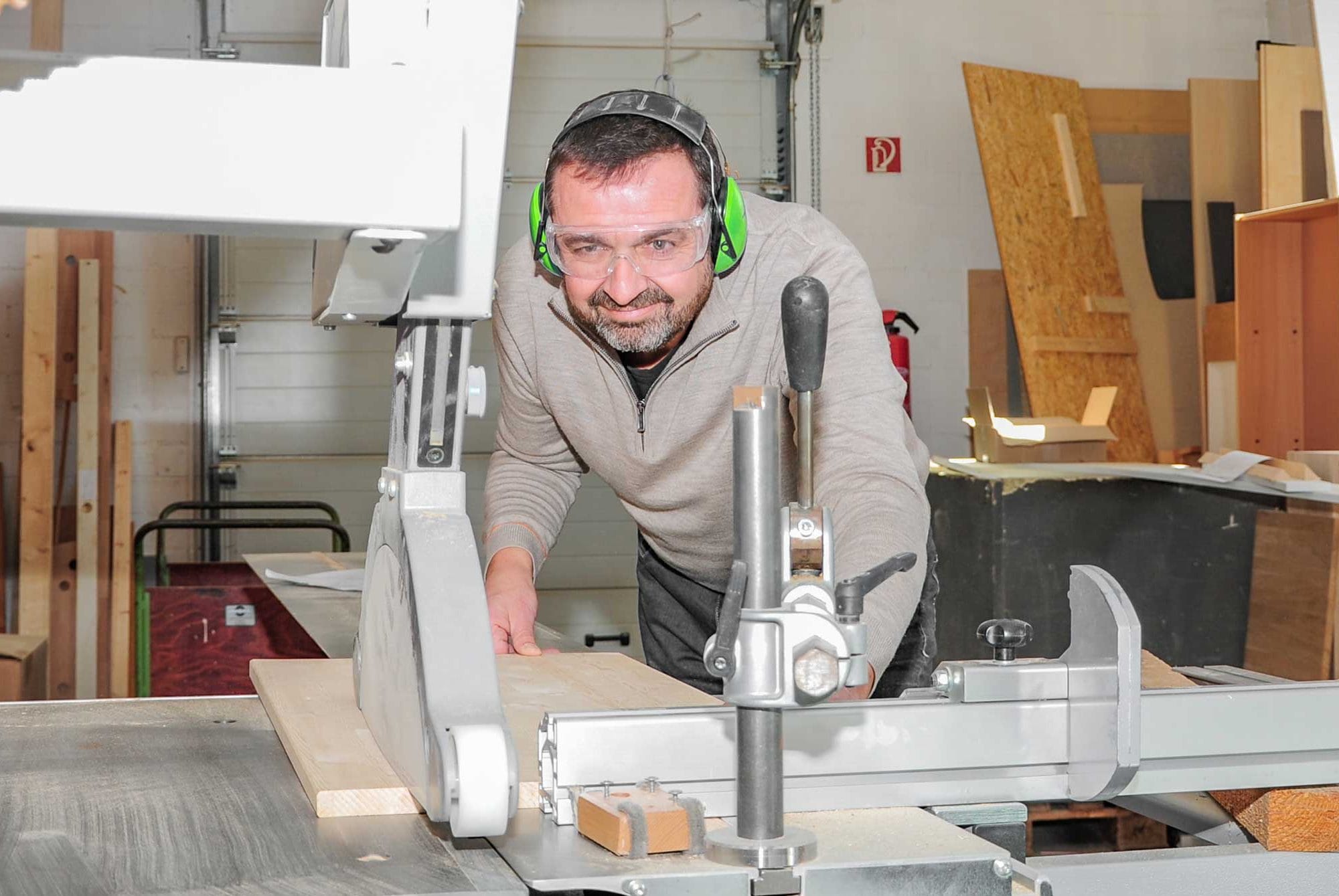 Herbert Hornung an der Säge